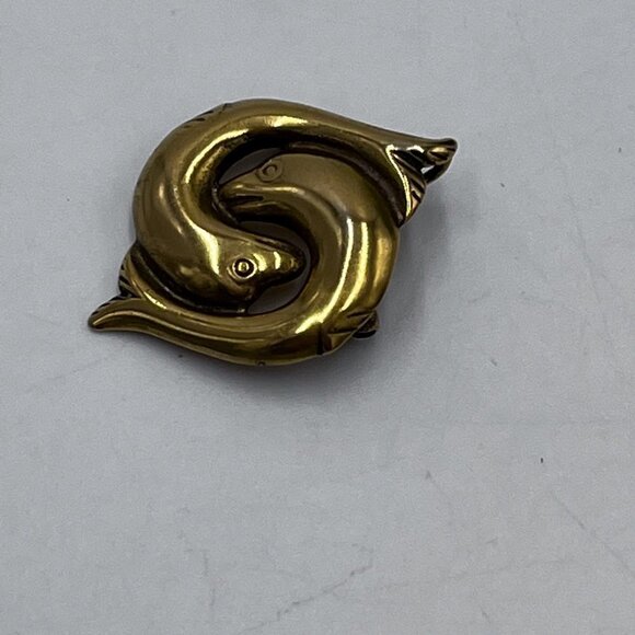 Vintage Metropolitan Museum of Art Dolphins Ying Yang Style Brooch Gold Tone - Picture 4 of 7
